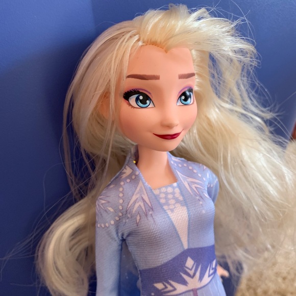 DISNEY FROZEN 2 ELSA DOLL W/ EXTRA DRESS - Picture 3 of 7